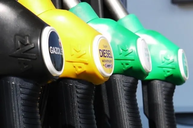 Carburanții se ieftinesc în România. Benzina a coborât la 8,5 lei pe litru