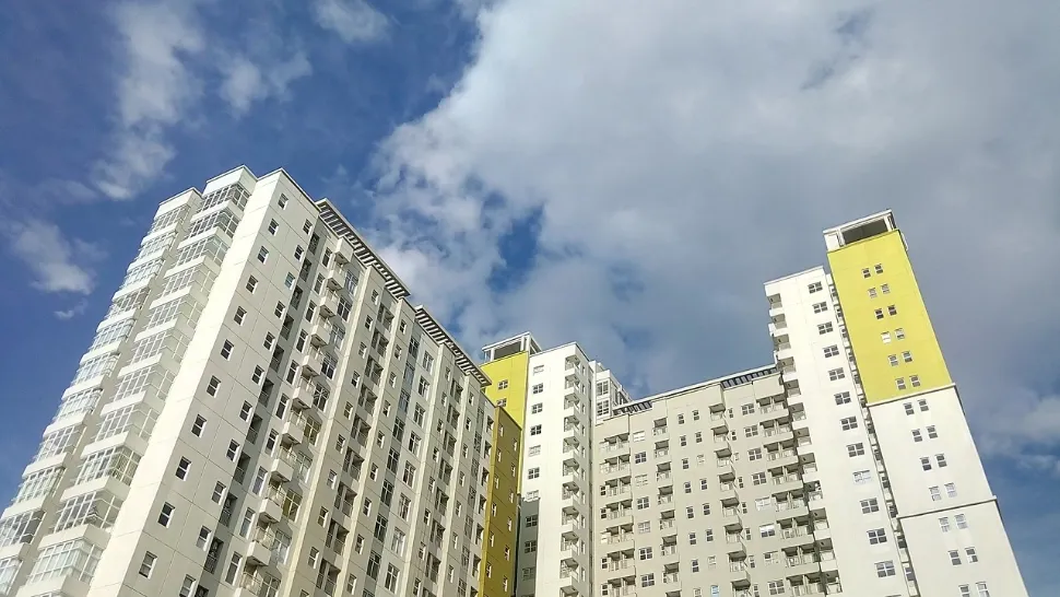 The Guardian: Peste 200 de apartamente turistice din București sunt listate ilegal în clădiri cu risc seismic maxim