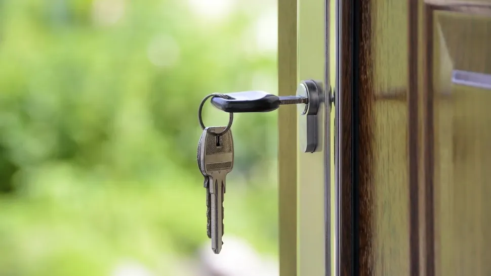 Casa visurilor, transformată în proces: un cumpărător din Iași luptă pentru daune după descoperirea unor vicii ascunse