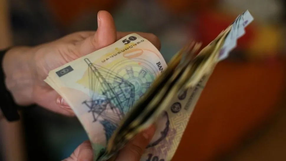 Legea care interzice cumulul pensiei cu salariul a fost adoptată. Bolojan cere Parlamentului vot de urgență