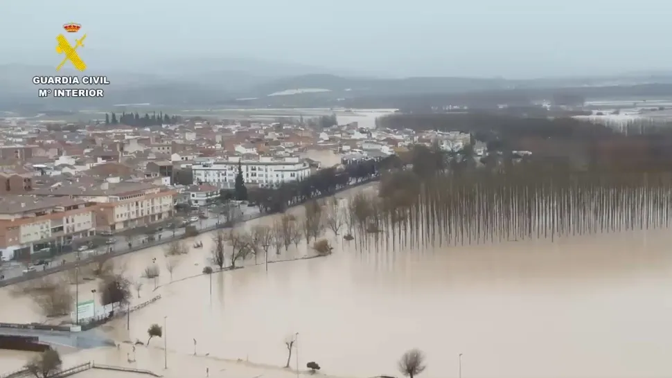 Trenuri CFR, date peste cap de furtuni și inundații. Zeci de rute înregistrează întârzieri majore