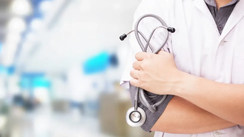 Doi medici, trimiși în judecată după peste 200 de fapte de abuz în serviciu. 185 de pacienți ar fi primit dispozitive de la decedați
