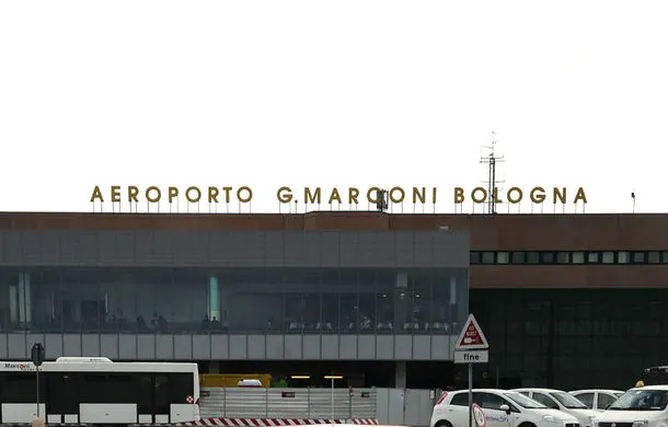 Peste 150 de ieșeni, blocați pe un aeroport din Italia