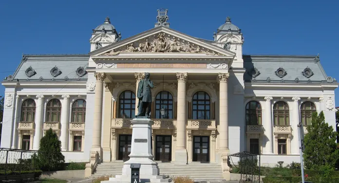 Un bărbat s-a urcat pe Teatrul Național din Iași și a amenințat că se aruncă