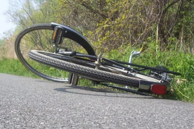 IMPACT: La spital, în stare gravă, după ce a căzut de pe bicicletă