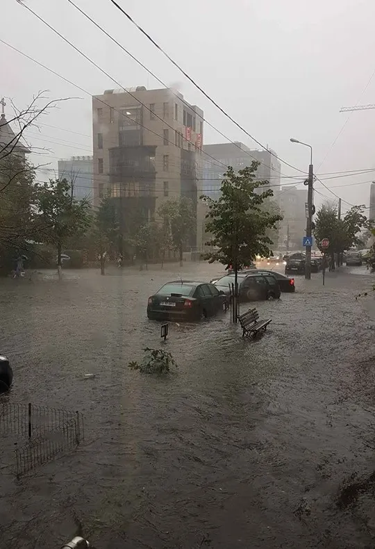 Mai multe străzi din Iași, inundate în urma ploii (GALERIE FOTO)