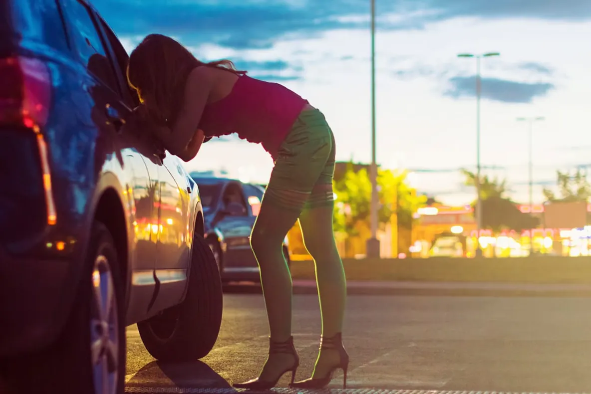 Ieşean, în cătuşe pentru exploatarea PROSTITUŢIEI în Italia