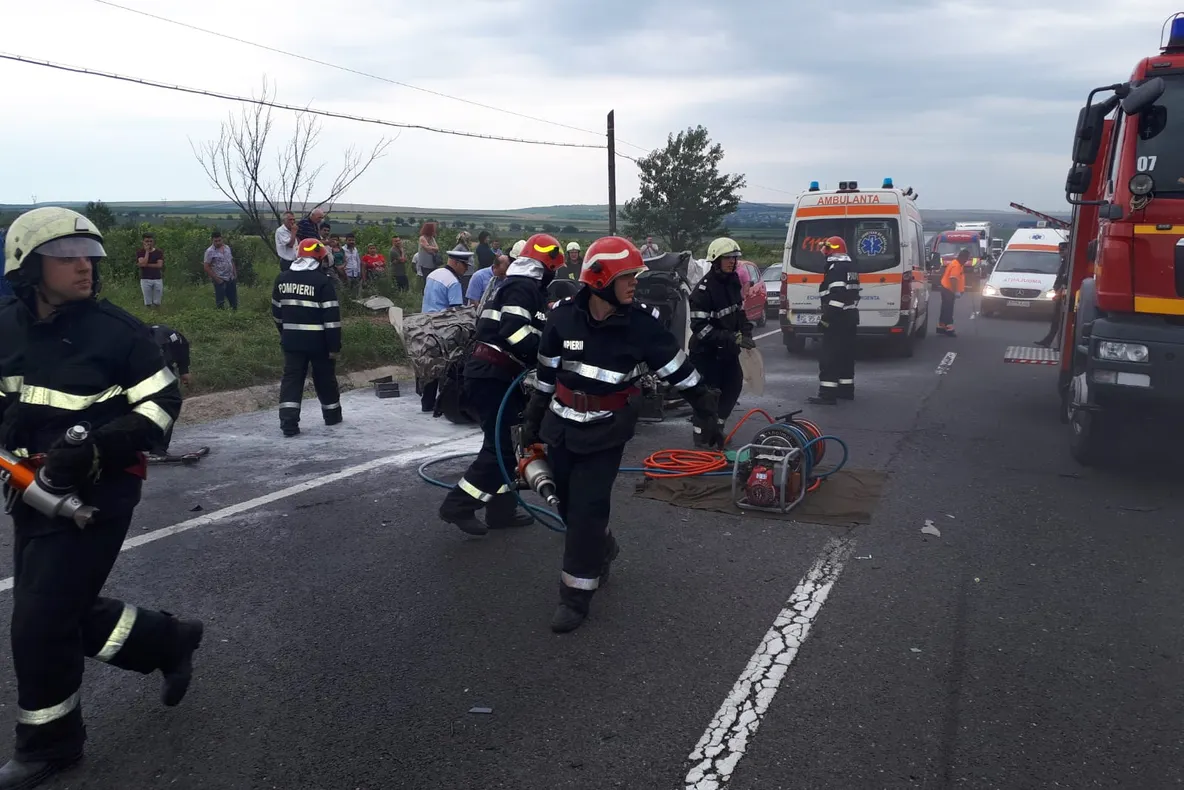 Impact DEVASTATOR între un autoturism şi un autocar! Un nou deces pe drumurile din Iaşi