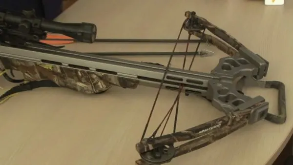 Arbaletă confiscată de oamenii legii de la un ieşean