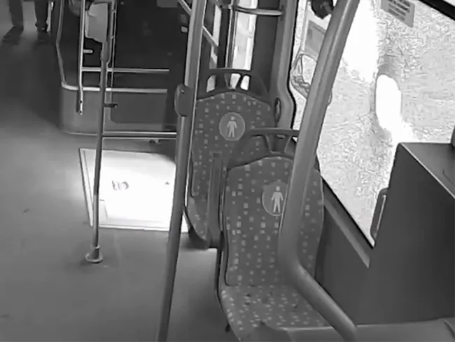 Cum a fost atacat cu pietre un autobuz din Iași (VIDEO)