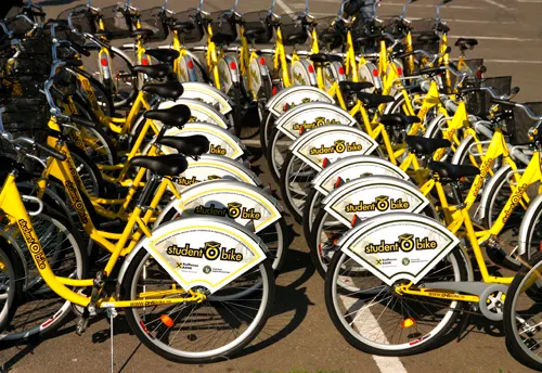 Biciclişti din Iaşi, "amendaţi" cu veste reflectorizante!