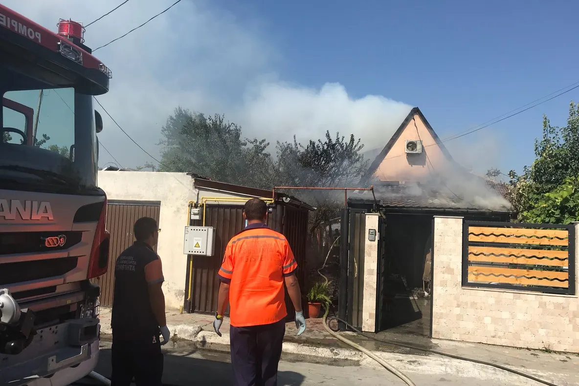 TRAGEDIE: Copil de trei anişori, MORT după ce a fost prins într-o casă în flăcări. Tatăl l-a scos pe braţe din vâlvătaie