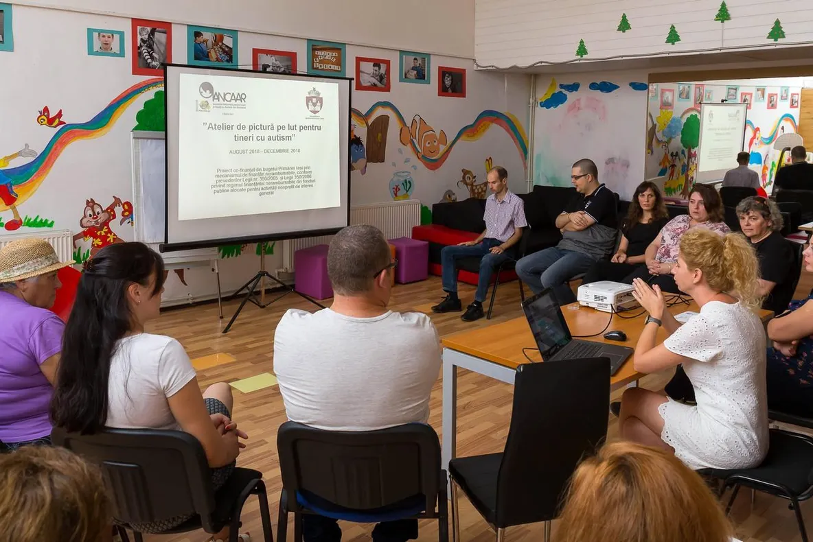 Atelier de pictură pe lut pentru tineri cu autism, la Iaşi