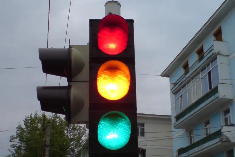 Semafoare și indicatoare noi, la Pașcani