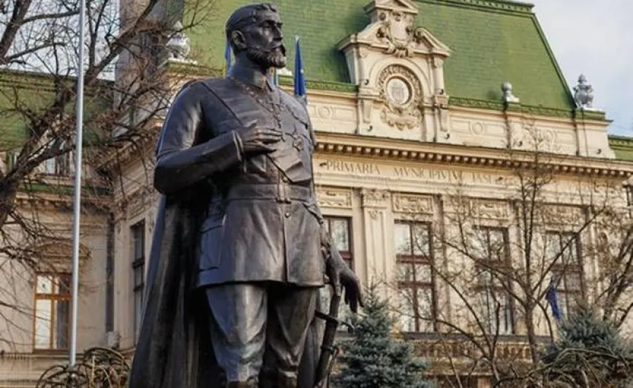 Statuia regelui Ferdinand, în fața Primăriei