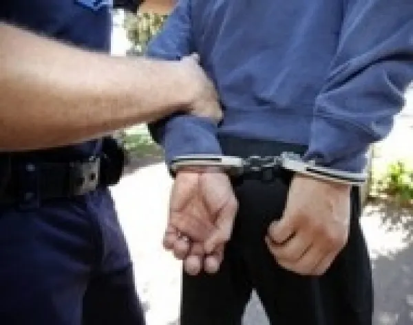 Luați ca din oală de polițiști, în timp ce spărgeau un magazin