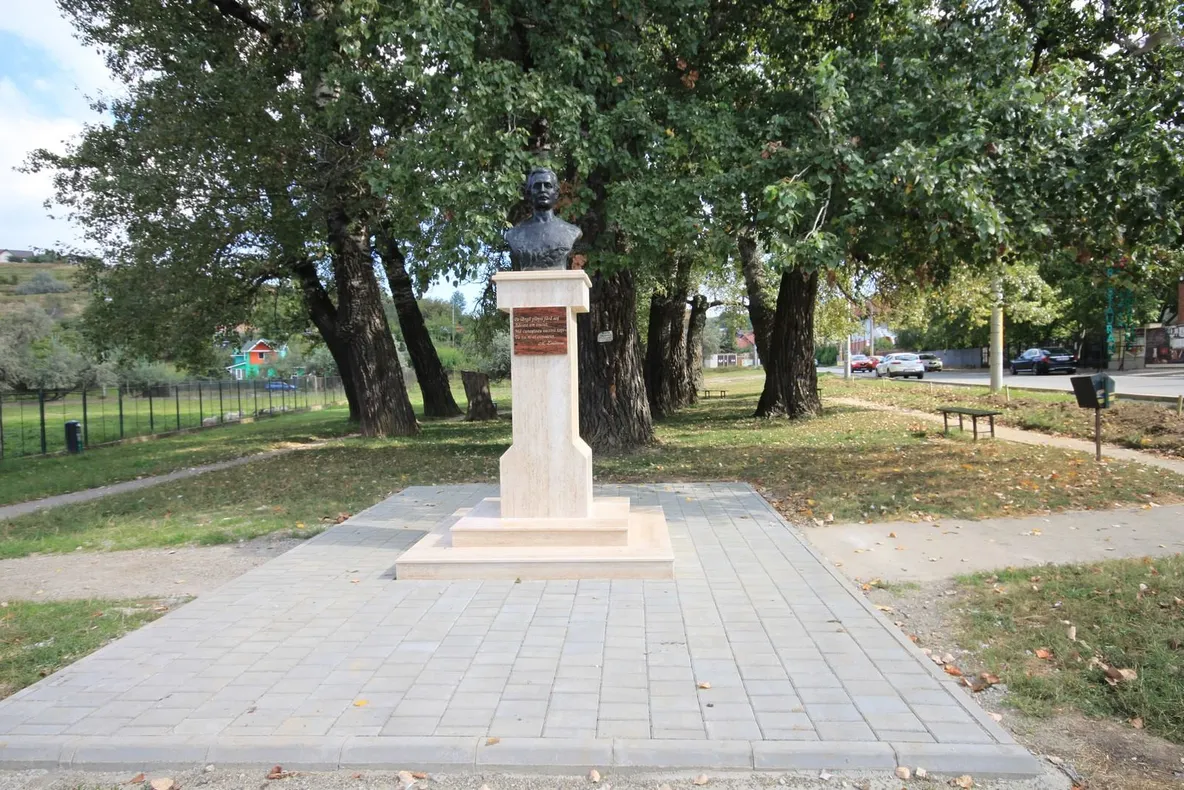 Scuarul "Plopii fără soţ", modernizat de municipalitate