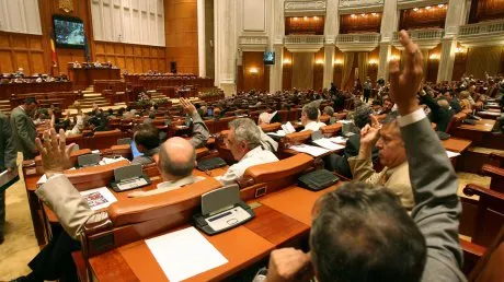 Proiectul privind realizarea autostrăzii Iaşi-Târgu Mureş, adoptat pe articole