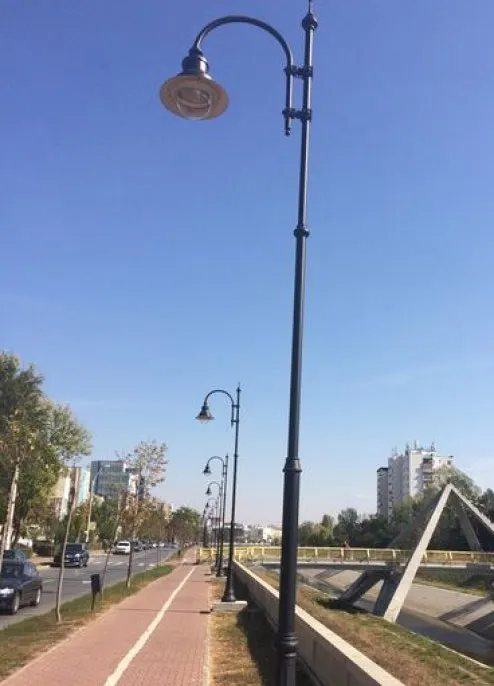 Primăria mai amplasează încă 100 de stâlpi ornamentali de iluminat