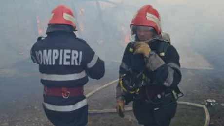 Incendiu la un grup de locuințe din Iași