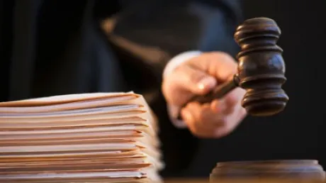 Pedepsit după ce a dat buzna într-o casă şi a făcut scandal