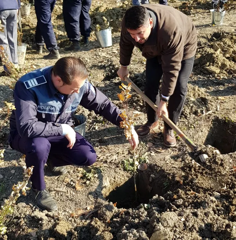 Poliţiştii ieşeni s-au alăturat proiectului "100 pentru 100"