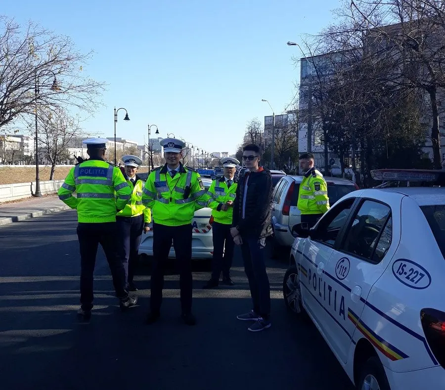 FOTO: Un adolescent a fost poliţist pentru o zi