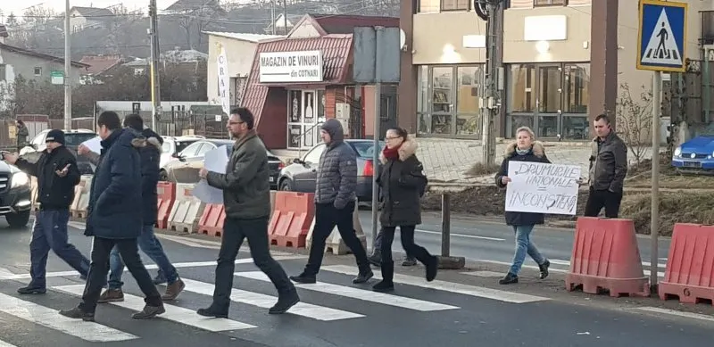Un sicriu de copil, la protestul de la Valea Lupului