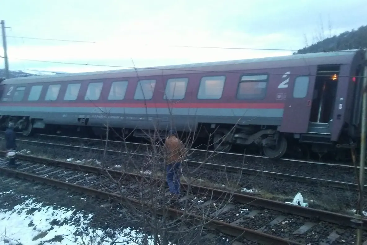 Peste 100 de călători, blocați în întuneric și frig, în trenul Timişoara – Iaşi