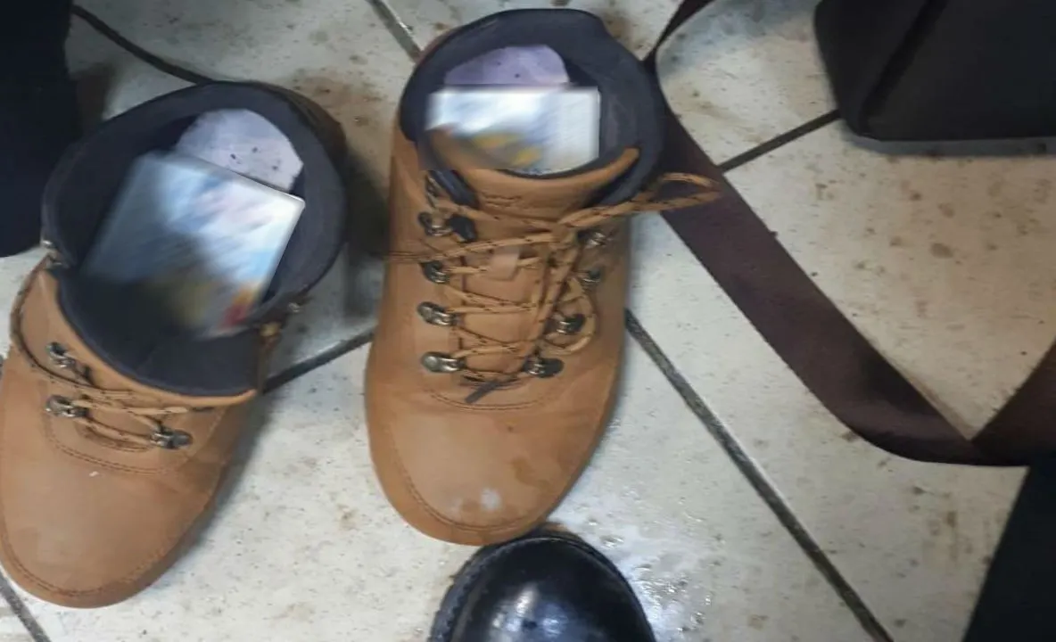 Prins la frontieră cu buletinul ascuns în pantofi