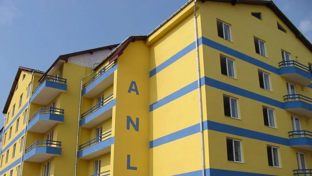 Au fost anunțate numele celor care vor primi apartamente în blocurile ANL