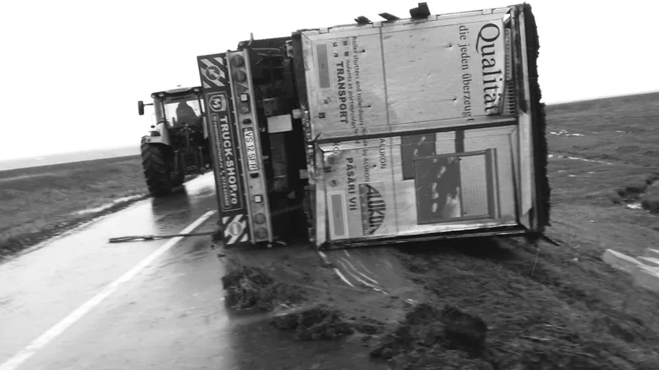 FOTO: ACCIDENT rutier, în localitatea Popricani: TIR răsturnat pe șosea!