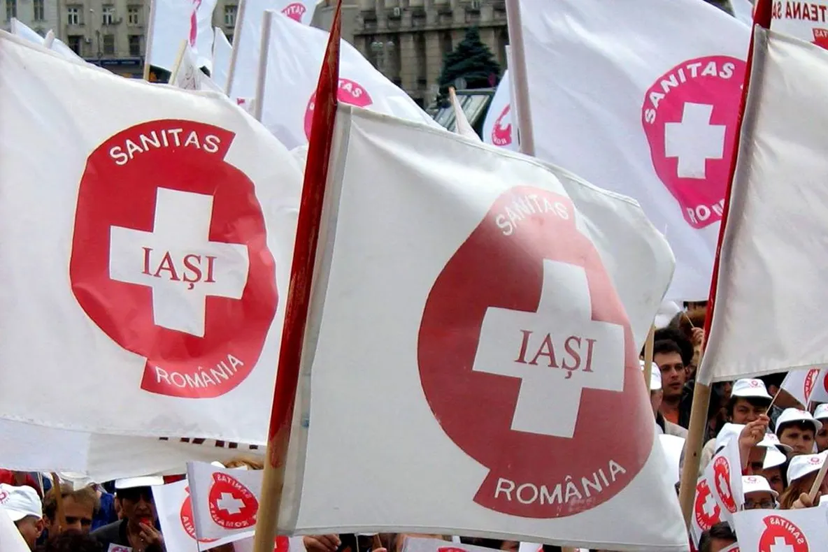 Proteste masive la Iaşi: angajaţii din Sănătate şi cei din Justiţie ies în stradă!