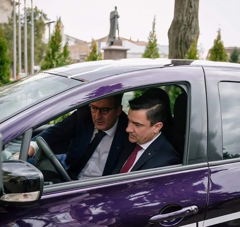 Asta e mașina primită de Chirica gratuit de la Renault (GALERIE FOTO)