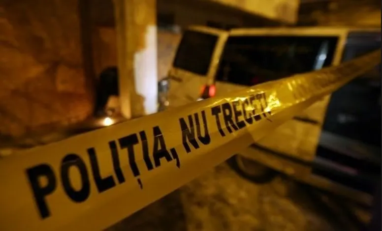 Polițist luat pe capotă de un șofer. Agentul a folosit arma din dotare
