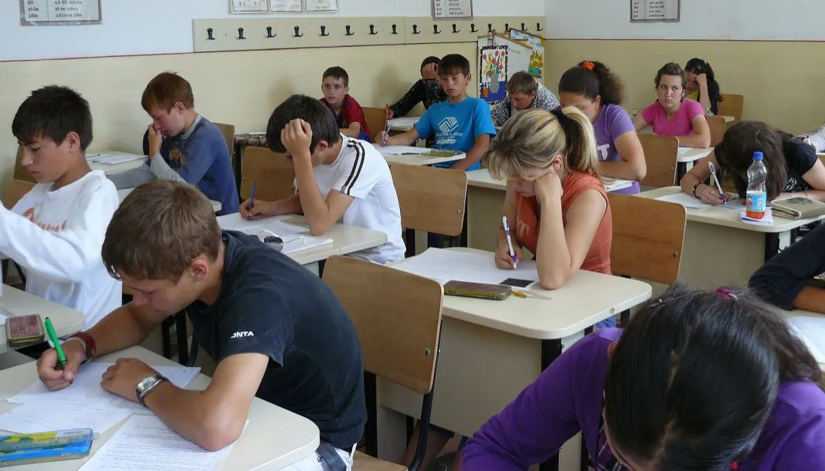 Subiecte la Evaluarea Națională 2026: elevii ar fi avut texte literare și cerință de rezumat la română