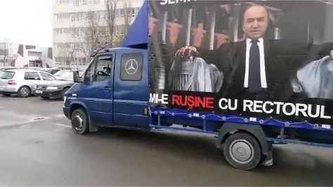 Afiș cu ministrul Justiției, cu mesajul "Mi-e rușine cu rectorul Toader", plimbat prin Iași cu un camion