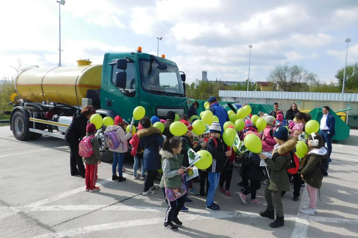 Salubris, luat cu asalt de sute de elevi din Iași (GALERIE FOTO)