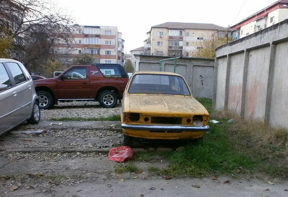 Mașinile abandonate pe domeniul public, ridicate de primărie
