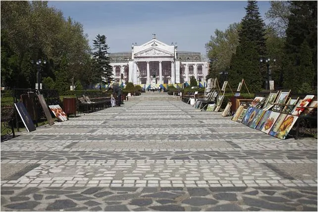 Esplanada din fața Teatrului Național, transformată în parc