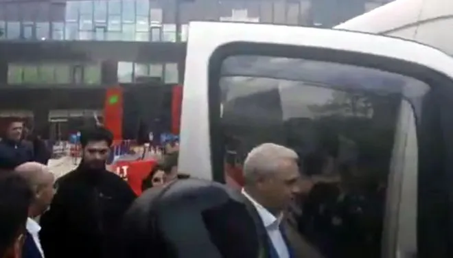 Dragnea, scos sub escortă din clădire și băgat într-un microbuz