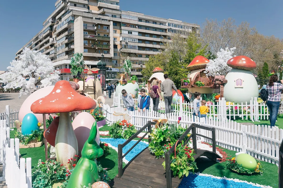 GALERIE FOTO: Cum s-a transformat Iaşul de Paşte - parc tematic, ouă încondeiate sau din flori, căsuţe de sărbătoare şi mascote-iepuraşi