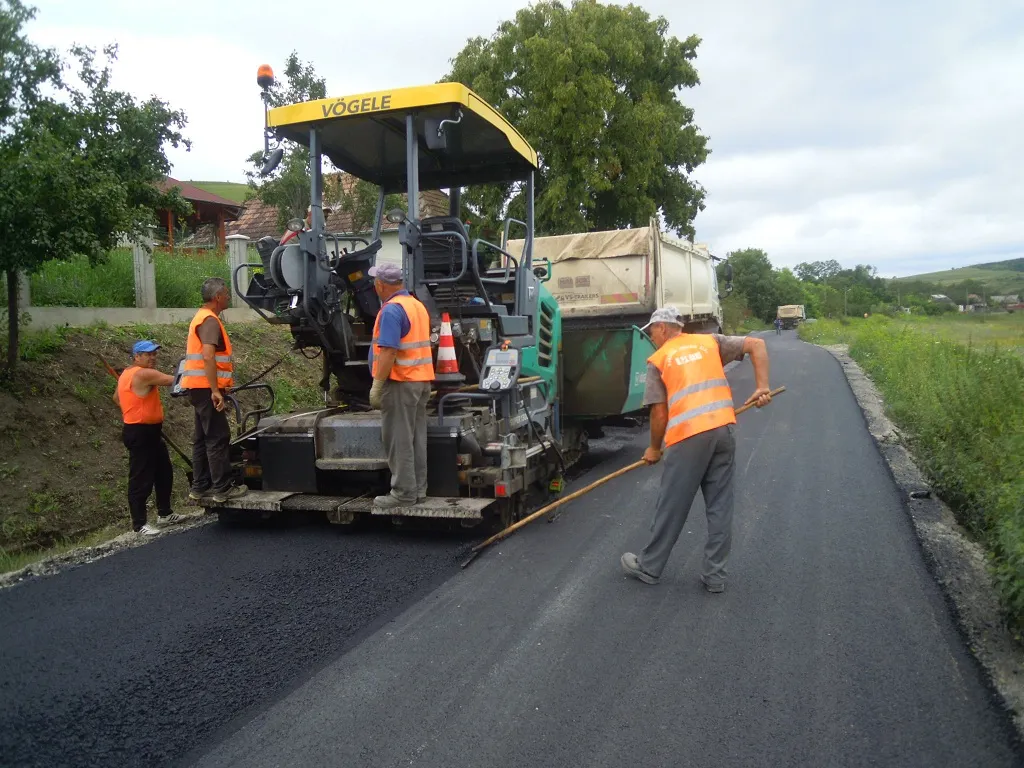 Aproape 180 de milioane de lei, de la Consiliul Județean, pentru zeci de kilometri