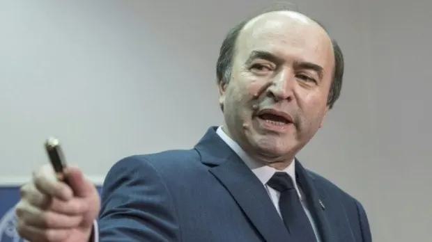 Tudorel Toader nu i-a permis lui Iohannis să-și lanseze cartea la Universitatea „Al. I. Cuza“: nu-i poate pune o sală la dispoziţie