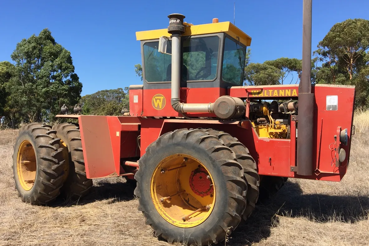 A dărâmat poarta unei pensionare cu tractorul