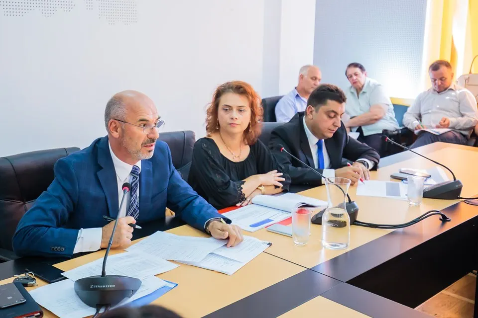 Situație alarmanta! Una din șapte școli are toaletă în curte