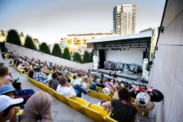 Spectacole de teatru pentru toate vârstele şi stand up comedy, la Palas