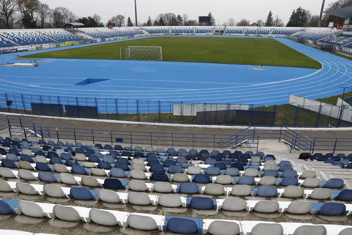 Gazonul de pe Stadionul „Emil Alexandrescu“ va fi refăcut