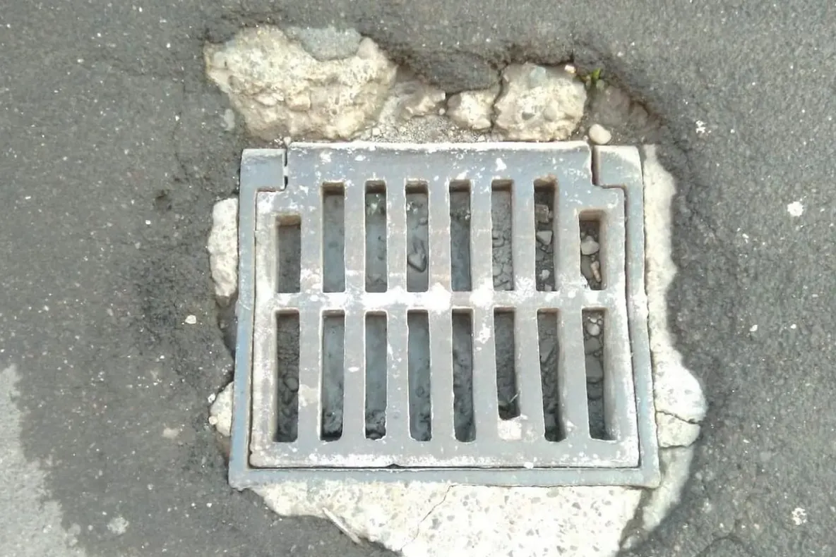Chirica a descoperit de-abia acum de ce Iașul se transformă în „piscină“ când plouă: canalele sunt înfundate - FOTO