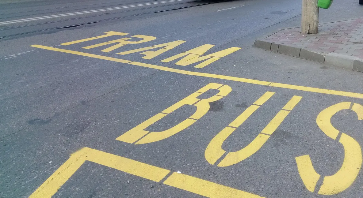 Marcaje de atenționare în stațiile de tramvai fără refugii